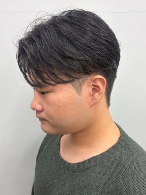 刈り上げセンターパート ツーブロック フェザーパーマ 束感