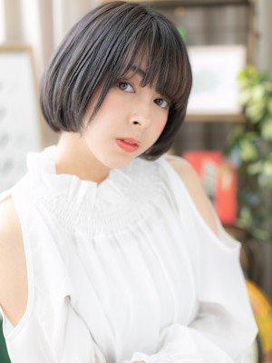 くすみカラー小顔前下がり切りっぱなしボブ　グレーブラウン