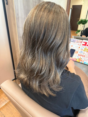 白髪を活かす大人の透明感レイヤーミディ