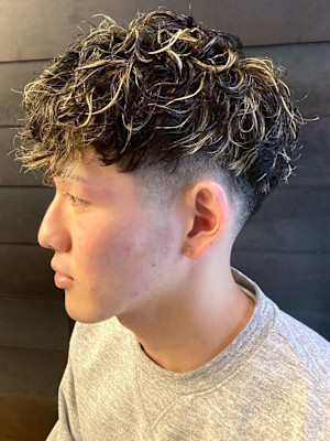 ブリーチ ハイライト スパイラルパーマ ツーブロック 20代