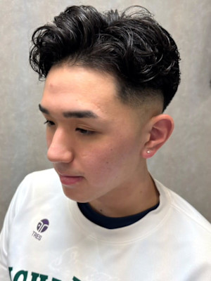 ナチュラルパーマ アップバング フェードカット 黒髪 20代