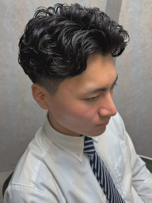 ナチュラルパーマ アップバング ツーブロック 黒髪 ビジネス