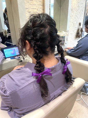 推し色リボンでかわいく！ツイン編みおろしアレンジ