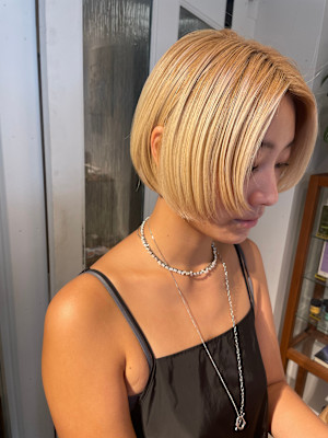 ショートボブ/抜きっぱなしブロンド/ハイトーンカラー