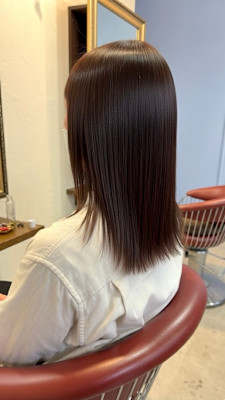 セミロングレイヤーカット　コーラルピンクヘア