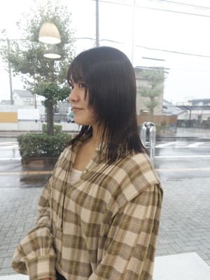 ミディアムボブ／顔周りレイヤー