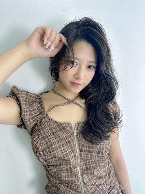 大人上品ヘア　黒髪　巻き髪　ゆるふわ