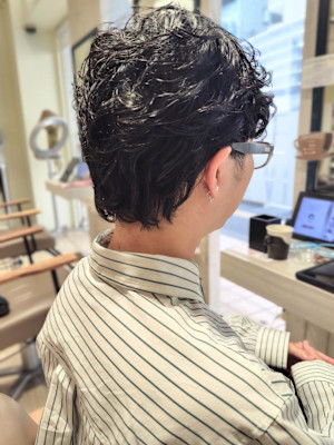 くせ毛をいかしたウルフショート