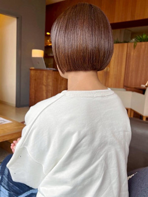 襟足ギリギリぱつっとボブ