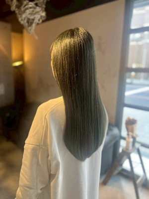 【髪質改善でつくる、ツヤ重視のナチュラルストレート】