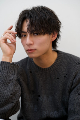 シャドウパーマ　センターパート　メンズヘア　メンズスタイル