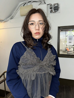 【BOW HAIR】アンニュイな色気漂うミディアムウェーブ