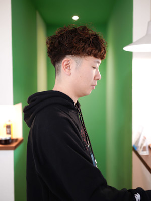 メンズパーマと柔らかなベージュブラウン