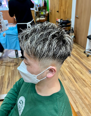 ホワイトハイライトスキンフェードカット