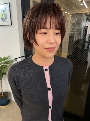 ボブ　顔まわりレイヤー　くすみピンク