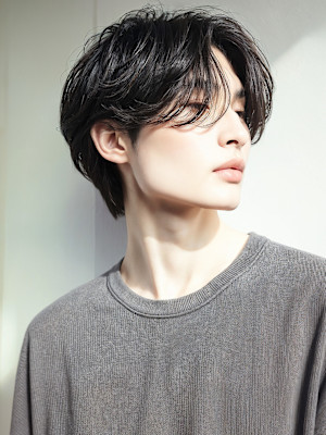 チャコールグレーショートセンターパートp1　毛流れパーマ