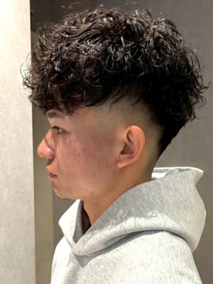 フェードカット スパイラルパーマ スペインカール 20代