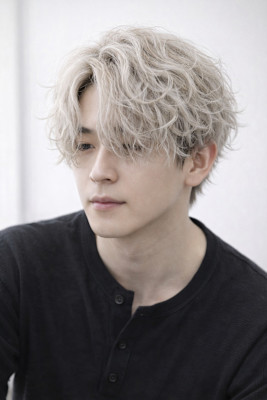 ホワイトブロンド×波巻きパーマ