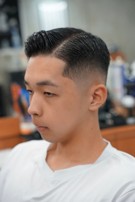 スキンフェードサイドパート　