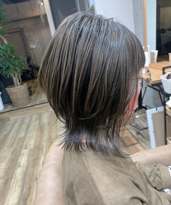 オリーブベージュ×レイヤーボブ