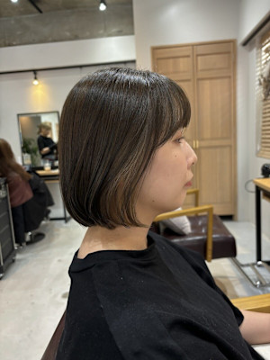 ベージュインナー×切りっぱなしボブ