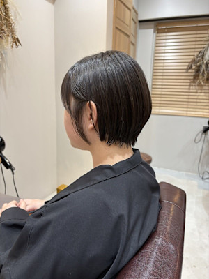 ショートボブ×表面の縮毛矯正でより自然に!