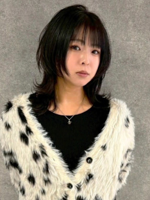 ウルフカット 顔周りレイヤー 黒髪 ミディアム 20代 艶髪