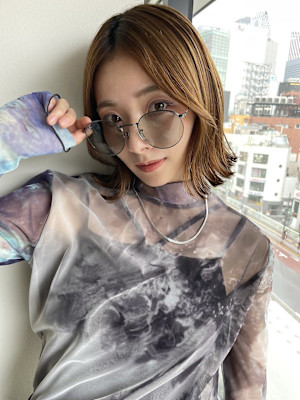 外ハネミディ×ハイベージュ ミディアムレイヤー 髪質改善