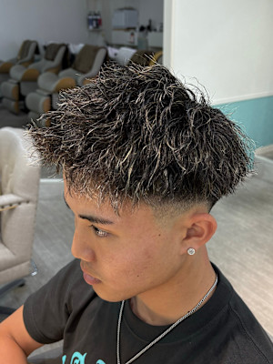 “ツイストパーマ”アップバングショート