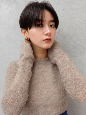 20代・30代_大人可愛い黒髪センターパートショート