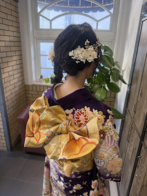 紫×金の上品振袖。トレンドの編みおろしヘアと創作帯結び