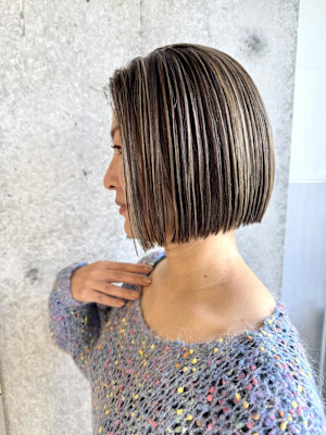 白髪ぼかしハイライト／ベージュ/切りっぱなしボブ