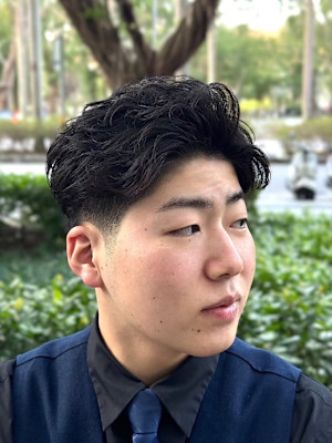 テーパーフェードフェザーショート