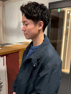 スパイラルパーマ ツーブロック 刈り上げ 20代 眉カット