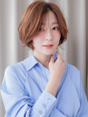 脱白髪染め大人美人抜け感小顔かきあげショートボブ30代40代