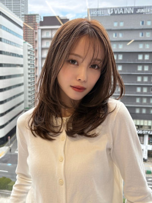 ミディアムレイヤーカット/インナーカラー/イヤリングカラー