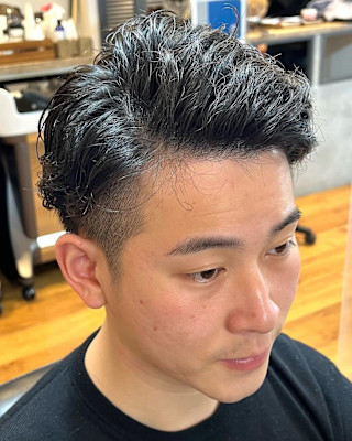 ツーブロック刈り上げショート×右７３分けスタイル