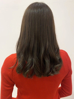 グレージュカラー ゆる巻きセミロング 赤み消しカラー 艶髪