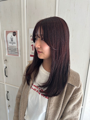 ローレイヤーとボルドーカラーで艶髪に。