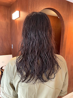 《kitin吉祥寺》レイヤー ミディアムパーマ レッドカラー