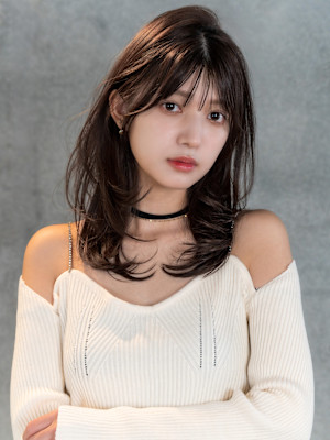 20代・30代_抜け感レイヤーの大人可愛いセミディ