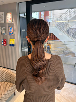 シンプルだからこそ美しい、タイトポニーアレンジ。