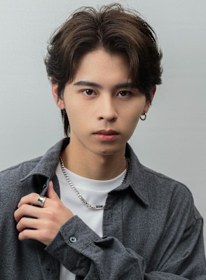 メンズベージュカラーセンターパートフェザーパーマ