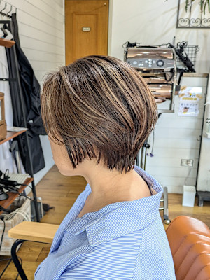 ショートボブ×白髪ぼかしハイライト