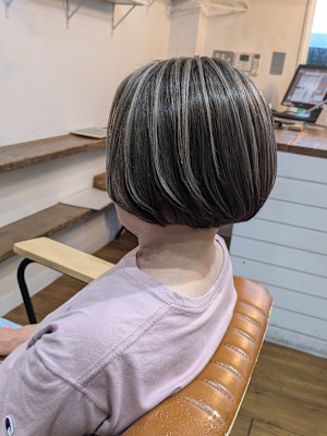 ミニボブ×白髪ぼかしハイライト