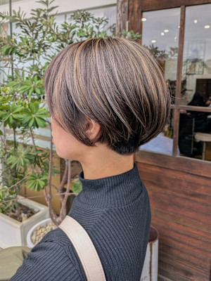 ショートカット+白髪ぼかしハイライト