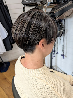 ショートカット×白髪ぼかしハイライト