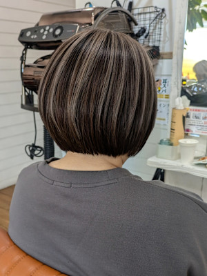 ショートボブ×白髪ぼかしハイライト