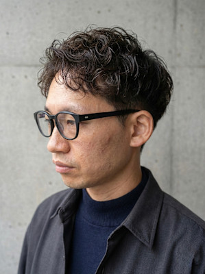 眼鏡が似合う！大人の色気漂う無造作パーマ