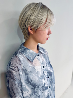 ホワイトブロンド×ショートスタイル